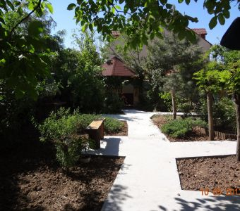 Imagini exterior (clădire şi grădină)
