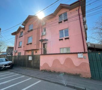 Imagini exterior (clădire şi grădină)