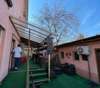 Imagini exterior (clădire şi grădină)