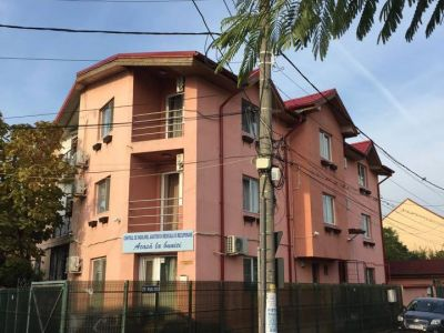 Imagini exterior (clădire şi grădină)